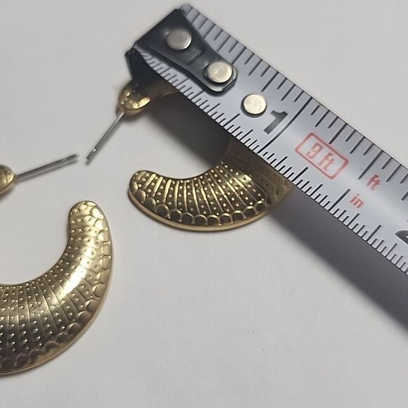 Elegant Gold Hoop Earrings - Picture 4 of 4